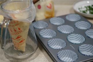 将蛋糕糊装入裱花袋中，再把纸托放在烤盘里。