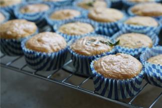 趁着蛋糕杯还有点温热，将千岛酱刷薄薄一层在表面。