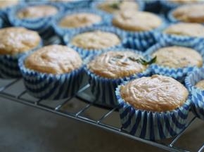 趁着蛋糕杯还有点温热，将千岛酱刷薄薄一层在表面。