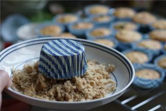 然后再用适量的肉松及熟芝麻点缀一下表面就可以。