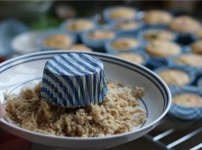 然后再用适量的肉松及熟芝麻点缀一下表面就可以。