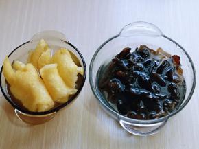 提前将肉皮和黑木耳用冷水泡发。