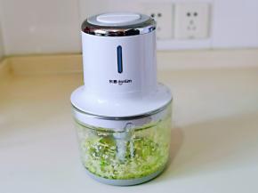 启动绞肉机将其绞碎。