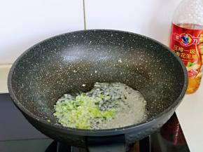 加入葱蒜炒香。