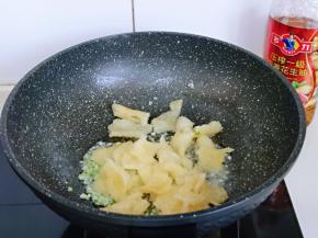 加入肉皮翻炒。