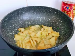 再加入一小勺纯净水，中小火焖煮2分钟。