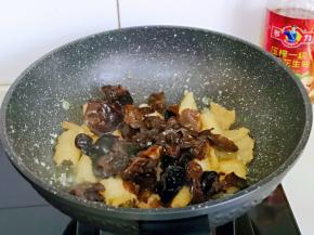 再加入泡发的黑木耳翻炒1分钟。