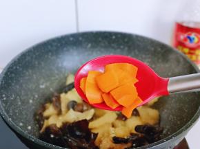 再加入切好的胡萝卜片。