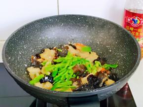 加入提前切好的青椒丝，中小火翻炒2分钟。