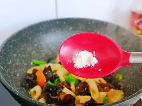 加入少许鸡粉煸炒均匀关火。