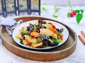 盛出装盘撒上熟白芝麻。