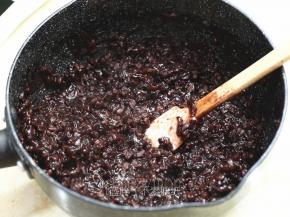 紫米先用清水浸泡2个小时以上，清洗干净之后加入适量的水，中火煮熟。水量大约是紫米的十倍。