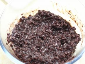 尽量煮到紫米黏稠，水分变少一些，加入糖和炼乳调味。这时候你可以尝下味道，按自己的口味调整。