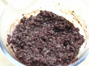 尽量煮到紫米黏稠，水分变少一些，加入糖和炼乳调味。这时候你可以尝下味道，按自己的口味调整。