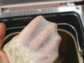加入黄油，继续一个揉面程序，揉至能拉出薄膜，不需要到手套膜哦。
