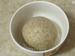 面团团圆之后放入大碗中，盖上保鲜膜，30度发酵。南方的我只能借助烤箱发酵啦。