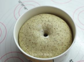 大概60分钟后，面团发酵到两倍大，手指沾面粉戳一个洞，不回缩、不塌陷即表示发酵完成。洞口迅速回缩的话说明还没发酵好，面团一戳就塌陷的话说明发酵过度。