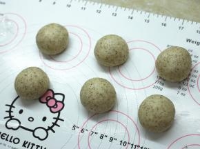 发酵好的面团按压排气，平均分成6个面团，将它们都滚圆之后盖上保鲜膜松弛15分钟。