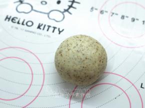 像包包子一样包起来，将面团团圆，收口记得要捏紧。