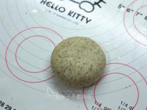 最后用手掌把面团稍微压扁。