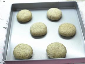 面团全部处理好之后一一放入烤盘中。喷下水，放到烤箱中，底层放用烤盘放入50-60度的温水来制造湿度。利用烤箱35℃发酵到两倍大，大概需要30分钟。