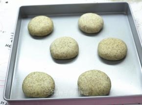 面团全部处理好之后一一放入烤盘中。喷下水，放到烤箱中，底层放用烤盘放入50-60度的温水来制造湿度。利用烤箱35℃发酵到两倍大，大概需要30分钟。