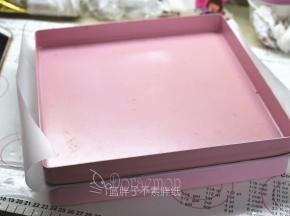 面团表面盖上一张油纸，再压一个平底烤盘，记得上面的烤盘不要太重。不然最后成品的面包会太扁。