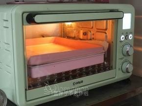 送入预热好的烤箱，中层，上下火170℃，烘烤20分钟。