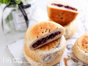 烤好的面团立即取出来，放在烤网上晾凉。稍微晾凉一下就可以吃啦。