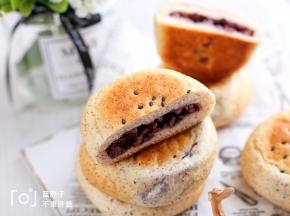 烤好的面团立即取出来，放在烤网上晾凉。稍微晾凉一下就可以吃啦。