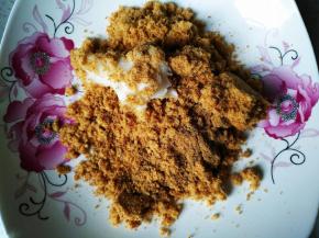 将鱼松加入猪油和十三香