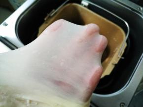 将面包原料除酵母和黄油外放进面包桶，揉至出厚膜，加入黄油和酵母，揉至出薄膜