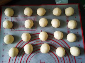 将面团平均分成25份，每份大约27g，滚圆