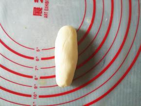 分别将小面团搓长