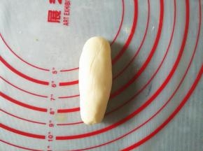 分别将小面团搓长
