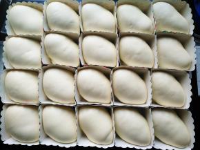 放进烤箱二发（烤箱最下层放置盛水的烤盘），发到原先的两倍大