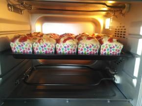 放入预热好的烤箱中下层上火150度，下火160度，烘烤20分钟左右