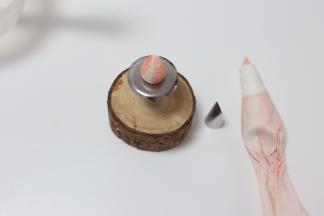 挤2公分的花托，上尖下鼓