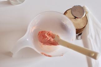 加适量水，适量色素调色，可以任意喜欢的色素