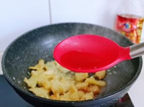 加入料酒去腥。