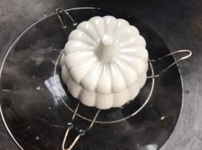 盖好盖子，放入锅中蒸1小时