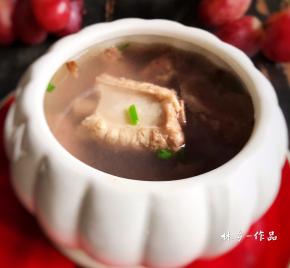 出锅后夹出红提丢弃，撒上葱花即可