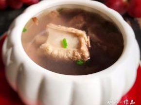 出锅后夹出红提丢弃，撒上葱花即可