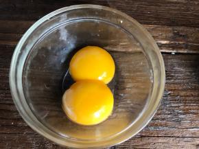 鸡蛋黄转入碗中