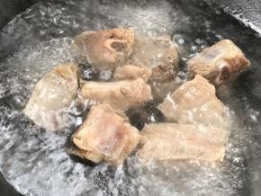 排骨洗净焯水