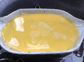 倒入蒸好的菠菜蛋白上面