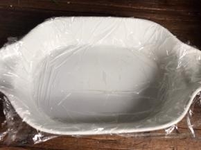 盘底铺上保鲜膜