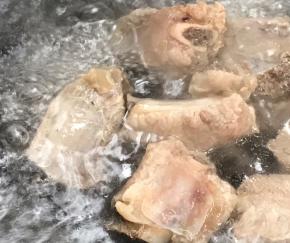 排骨洗净焯水