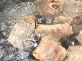排骨洗净焯水