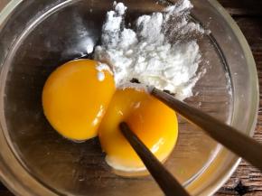 蛋黄中加入少许淀粉，少许清水划匀